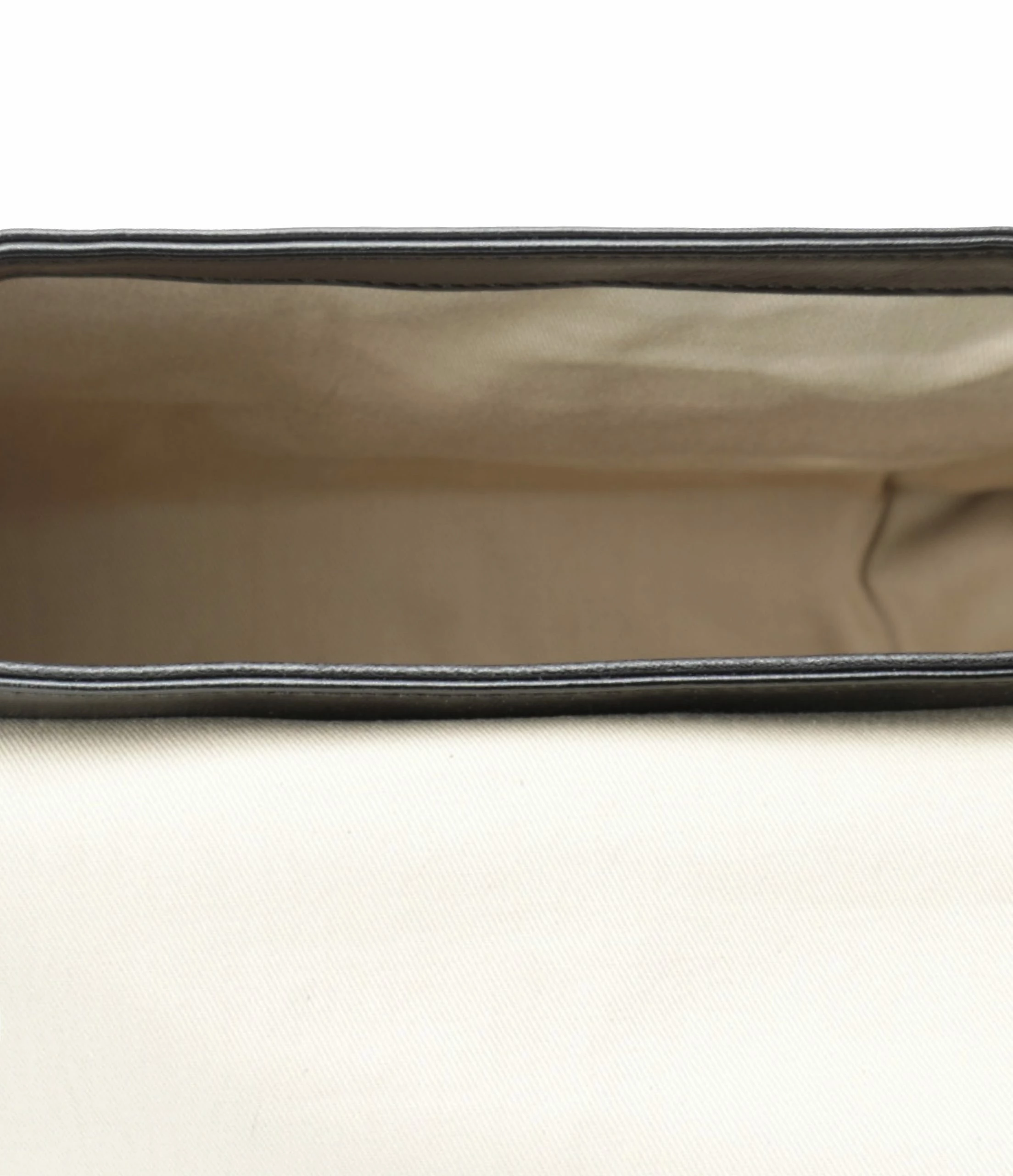 VANESSA BRUNO Sac Crossbody Cuir Craquelé Noir 6 VANESSA BRUNO Sac Crossbody Cuir Craquelé Noir – Image 4