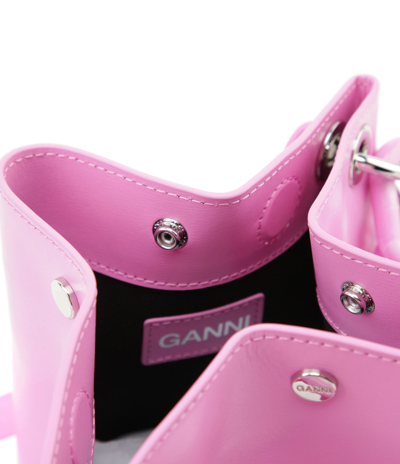 GANNI Sac Seau Cuir Recyclé Cyclamen 7 GANNI Sac Seau Cuir Recyclé Cyclamen – Image 5